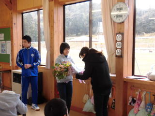 ａｌｔの先生が １２月でアメリカに帰られることになりました 最後の日には 中学生から英語で感謝の言葉 小学生から花束が贈られました ありがとうございました